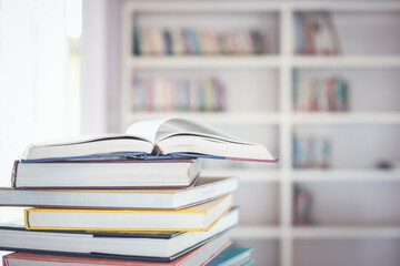 Une pile de biographies