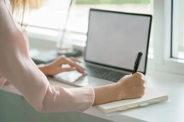 Une biographie s'attelle au travail d'écriture après un entretien avec un narrateur