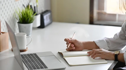 Une biographe établit un planning prévisionnel des entretiens avec un narrateur