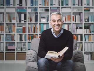 Un homme est en train de découvrir son livre de vie